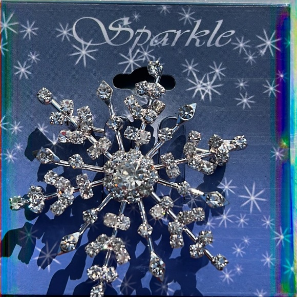 Unique & Beautiful Crystal Snowflake ❄️ Pin. New - Picture 2 of 4